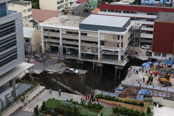 Hố tử thần sâu 50 m bất ngờ xuất hiện giữa lòng Bangkok