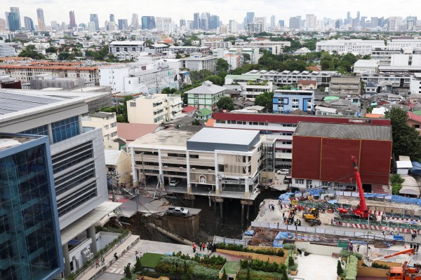 Hố tử thần sâu 50 m bất ngờ xuất hiện giữa lòng Bangkok