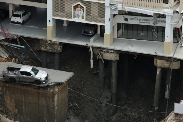 Hố tử thần sâu 50 m bất ngờ xuất hiện giữa lòng Bangkok