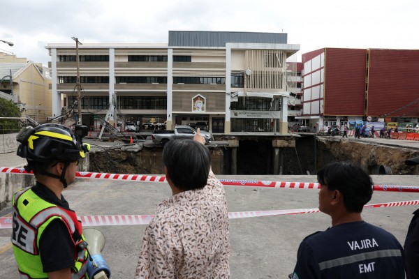 Hố tử thần sâu 50 m bất ngờ xuất hiện giữa lòng Bangkok