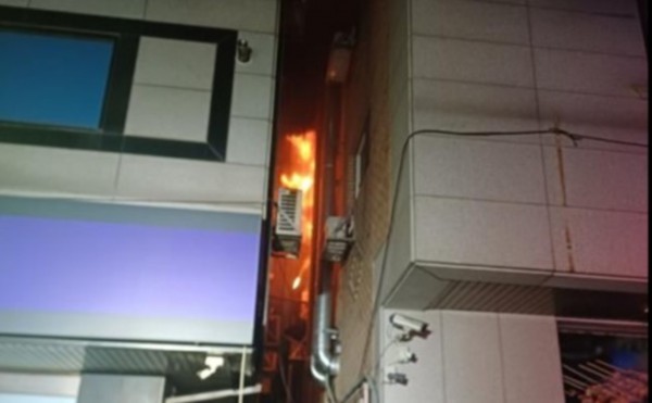 Học Youtube đốt gián, gây cháy nhà, chết người Học Youtube đốt gián, gây cháy nhà, chết người