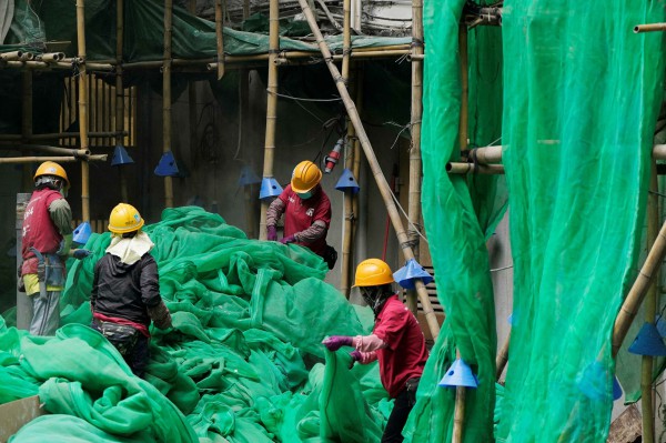 Hồng Kông chạy đua tháo dỡ lưới giàn giáo