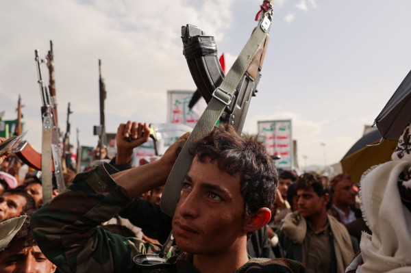 Houthi tấn công sân bay Israel, Iran tuyên bố cứng rắn