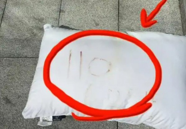 Huyết thư cầu cứu giúp giải thoát phụ nữ mắc kẹt trên tầng 25 Huyết thư cầu cứu giúp giải thoát phụ nữ mắc kẹt trên tầng 25