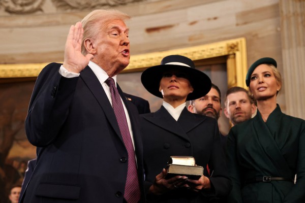 IRS bị cấm điều tra ông Trump và gia đình về vấn đề thuế trong quá khứ IRS bị cấm điều tra ông Trump và gia đình về vấn đề thuế trong quá khứ