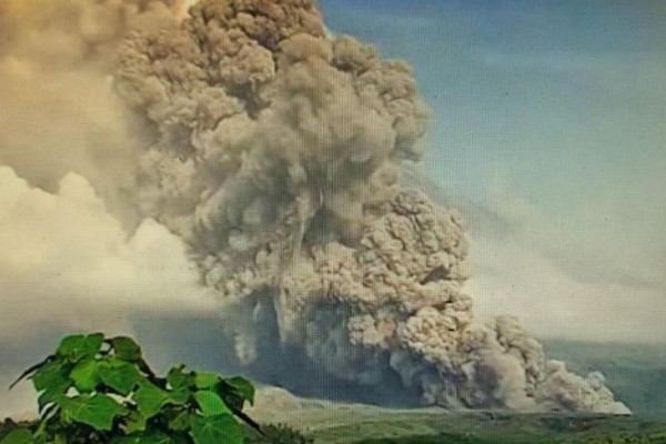 Indonesia nâng mức cảnh báo cao nhất đối với núi lửa Semeru