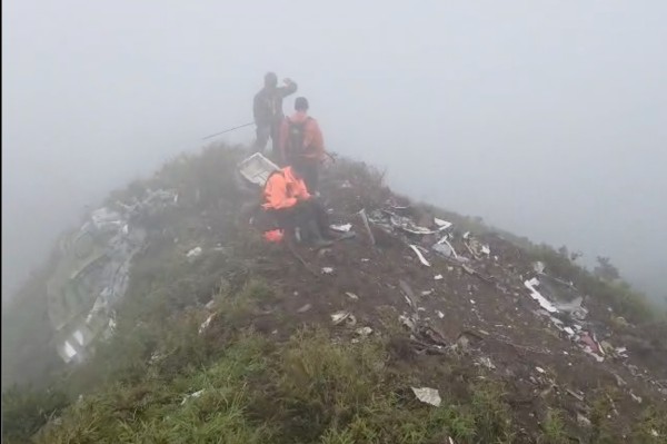 Indonesia phát hiện mảnh vỡ máy bay mất tích, chưa tìm thấy người