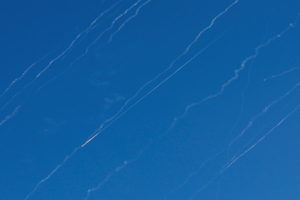 Iran dội tên lửa xuống Israel sau khi bị Mỹ tấn công Iran dội tên lửa xuống Israel sau khi bị Mỹ tấn công