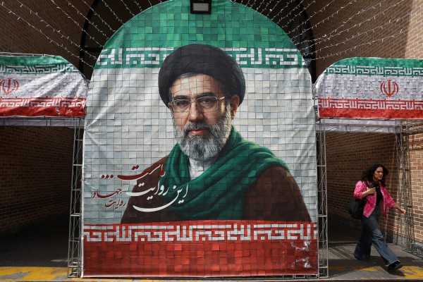 Iran lần đầu tiết lộ thương tích của Lãnh tụ tối cao Mojtaba Khamenei Iran lần đầu tiết lộ thương tích của Lãnh tụ tối cao Mojtaba Khamenei