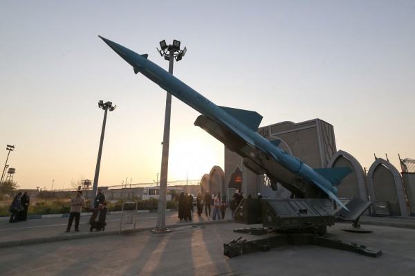 Iran sử dụng tên lửa mới tấn công Israel và căn cứ Mỹ