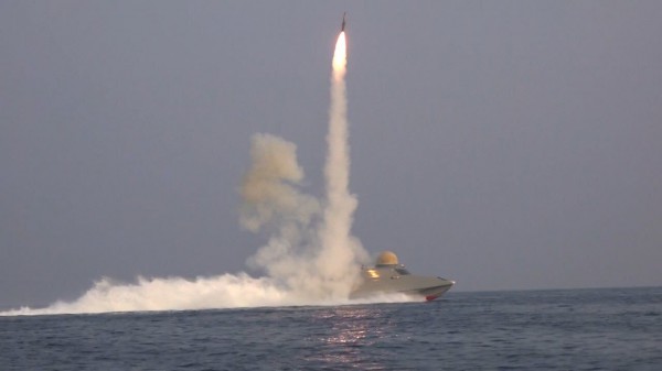 Iran tập trận phóng tên lửa rầm rộ tại vùng Vịnh Iran tập trận phóng tên lửa rầm rộ tại vùng Vịnh