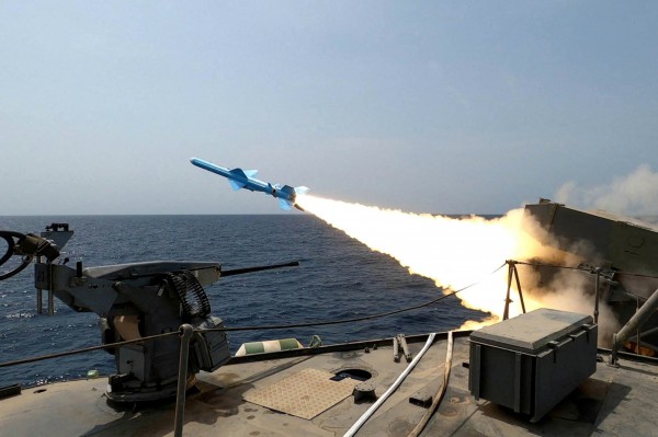 Iran tập trận phóng tên lửa rầm rộ tại vùng Vịnh Iran tập trận phóng tên lửa rầm rộ tại vùng Vịnh