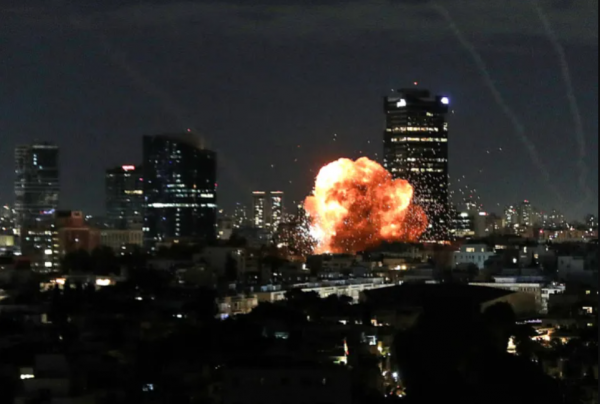 Iran tung đòn đáp trả, khắp vùng Vịnh rung chuyển Iran tung đòn đáp trả, khắp vùng Vịnh rung chuyển