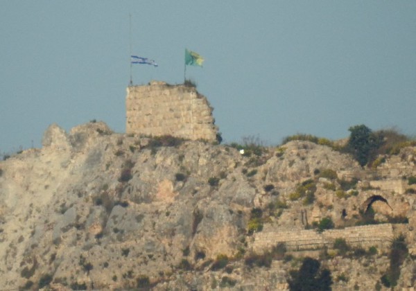 Israel cắm cờ trên lâu đài chiến lược của Lebanon Israel cắm cờ trên lâu đài chiến lược của Lebanon
