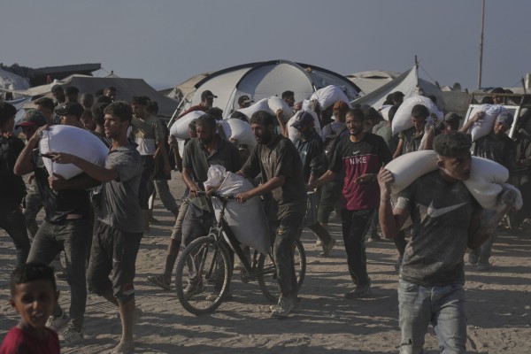 Israel cho thả hàng viện trợ xuống Dải Gaza