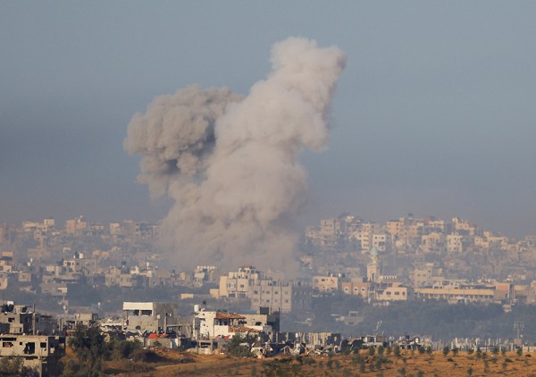 Israel tăng cường bắn phá Gaza trước giờ ngừng bắn