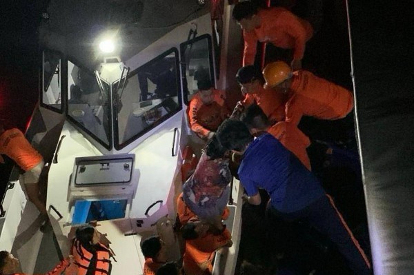 Khoảnh khắc kinh hoàng trong thảm họa chìm phà ở Philippines Khoảnh khắc kinh hoàng trong thảm họa chìm phà ở Philippines