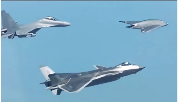 Không quân Trung Quốc tung video UAV tàng hình bay cùng chiến đấu cơ J-20 Không quân Trung Quốc tung video UAV tàng hình bay cùng chiến đấu cơ J-20