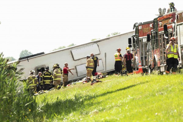 Lật xe chở du khách tham quan thác Niagara ở Mỹ, hàng chục người thương vong Lật xe chở du khách tham quan thác Niagara ở Mỹ, hàng chục người thương vong