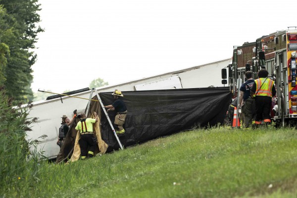 Lật xe chở du khách tham quan thác Niagara ở Mỹ, hàng chục người thương vong Lật xe chở du khách tham quan thác Niagara ở Mỹ, hàng chục người thương vong
