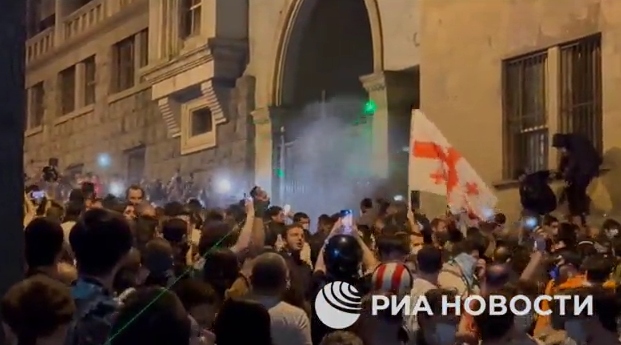Lực lượng an ninh Gruzia dùng bình xịt hơi cay để giải tán đám đông
