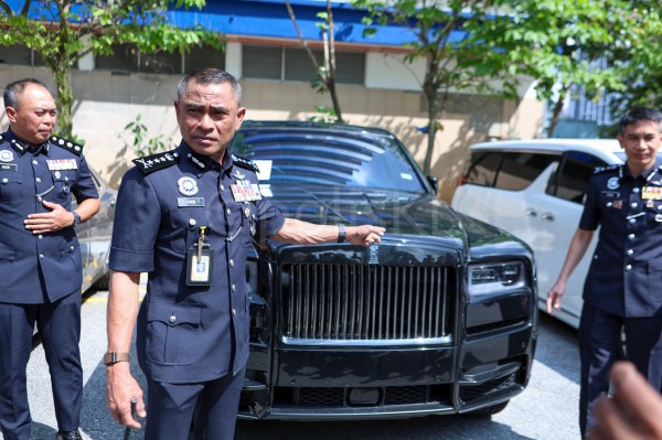 Malaysia bắt cảnh sát chuyên cướp người nước ngoài giàu có Malaysia bắt cảnh sát chuyên cướp người nước ngoài giàu có