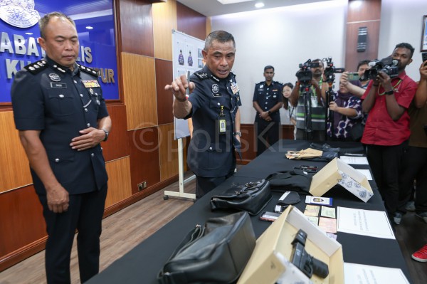 Malaysia bắt cảnh sát chuyên cướp người nước ngoài giàu có Malaysia bắt cảnh sát chuyên cướp người nước ngoài giàu có