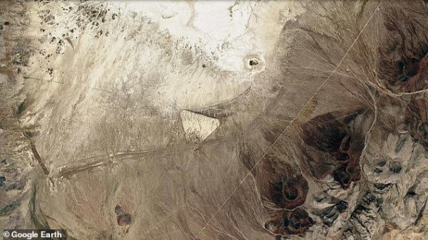 Manh mối về nền văn minh mất tích từ tam giác bí ẩn trên sa mạc Nevada? Manh mối về nền văn minh mất tích từ tam giác bí ẩn trên sa mạc Nevada?