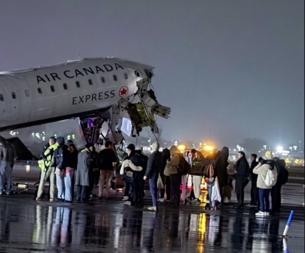 Máy bay Air Canada đâm vào xe cứu hỏa, nghi cơ trưởng và cơ phó thiệt mạng