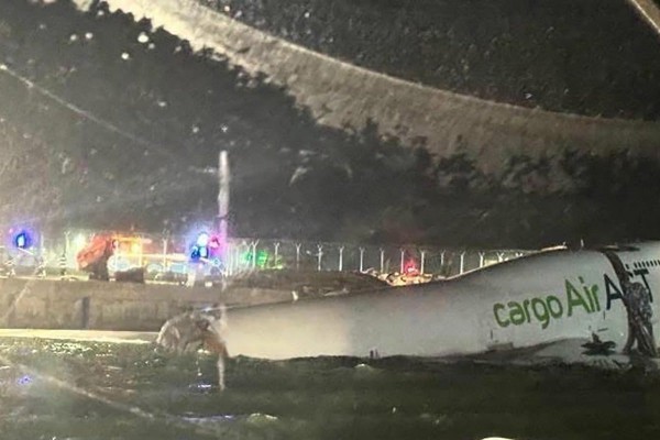 Máy bay Boeing trượt khỏi đường băng lao xuống biển ở Hồng Kông, có người chết