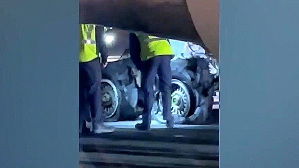 Máy bay chở 221 hành khách nổ 8 bánh khi hạ cánh tại Mỹ