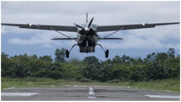 Máy bay chở khách bị bắn lúc hạ cánh ở Indonesia