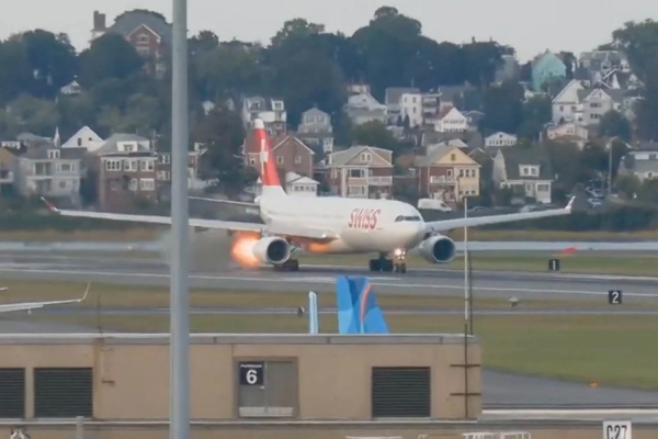 Máy bay chở khách cháy động cơ khi sắp cất cánh Máy bay chở khách cháy động cơ khi sắp cất cánh