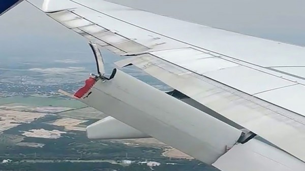 Máy bay chở khách gãy cánh tà giữa không trung Máy bay chở khách gãy cánh tà giữa không trung