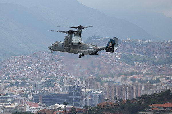 Máy bay quân sự Mỹ diễn tập giữa thủ đô Venezuela Máy bay quân sự Mỹ diễn tập giữa thủ đô Venezuela