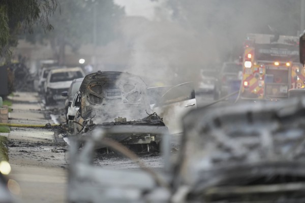 Máy bay rơi xuống khu dân cư San Diego, bang California của Mỹ Máy bay rơi xuống khu dân cư San Diego, bang California của Mỹ