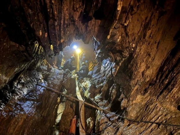 Mưa lớn đe dọa nỗ lực cứu hộ 2 người mất tích trong hang động Lào Mưa lớn đe dọa nỗ lực cứu hộ 2 người mất tích trong hang động Lào