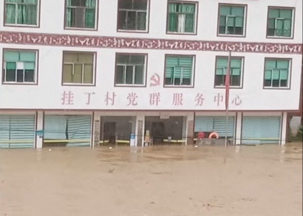 Mưa lớn khiến sông vỡ bờ, gây lũ quét chết người ở Trung Quốc