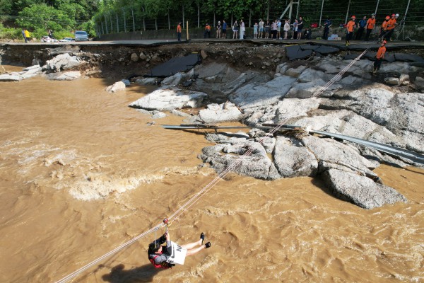 Mưa lớn, lở đất chết người tại Hàn Quốc Mưa lớn, lở đất chết người tại Hàn Quốc