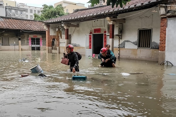Mưa lũ gây chết người, cuốn trôi nhà cửa ở Trung Quốc, Philippines, Pakistan Mưa lũ gây chết người, cuốn trôi nhà cửa ở Trung Quốc, Philippines, Pakistan