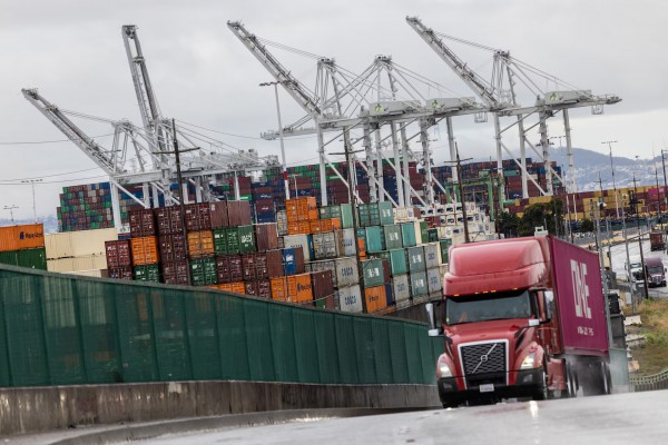 Mỹ áp loạt thuế mới lên xe tải, nội thất và dược phẩm