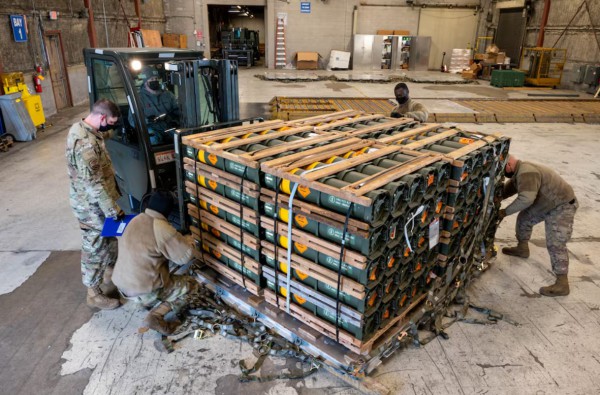 Mỹ cắt giảm viện trợ quân sự cho Ukraine Mỹ cắt giảm viện trợ quân sự cho Ukraine