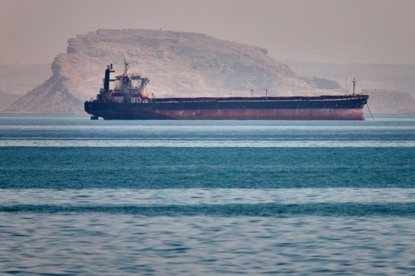 Mỹ nói đàm phán với Iran 'tiến triển', Tehran siết đòn bẩy Hormuz