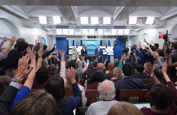 Mỹ 'thả bom kinh tế' vào Iran