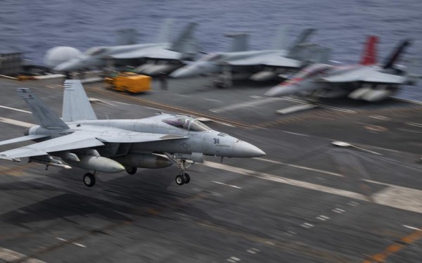 Mỹ vớt 2 máy bay rơi tại Biển Đông Mỹ vớt 2 máy bay rơi tại Biển Đông