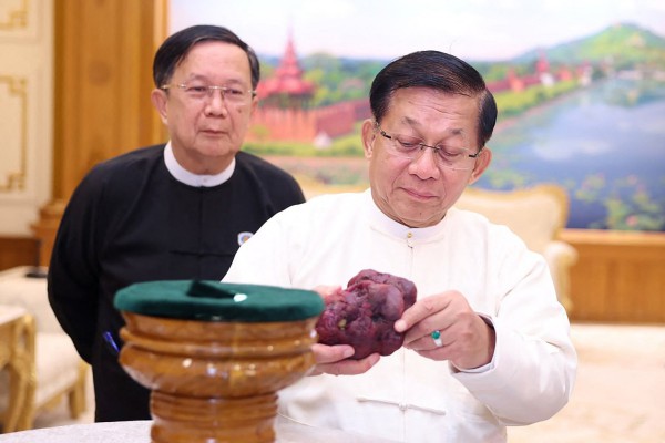 Myanmar đào được viên hồng ngọc nặng 2,2 kg Myanmar đào được viên hồng ngọc nặng 2,2 kg