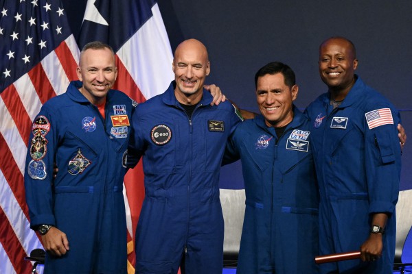 NASA công bố 4 phi hành gia cho sứ mệnh thăm dò mặt trăng NASA công bố 4 phi hành gia cho sứ mệnh thăm dò mặt trăng