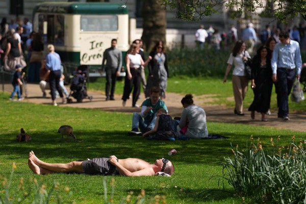 Nắng nóng bất thường, thế giới đối mặt khí hậu 'lệch chuẩn' Nắng nóng bất thường, thế giới đối mặt khí hậu 'lệch chuẩn'