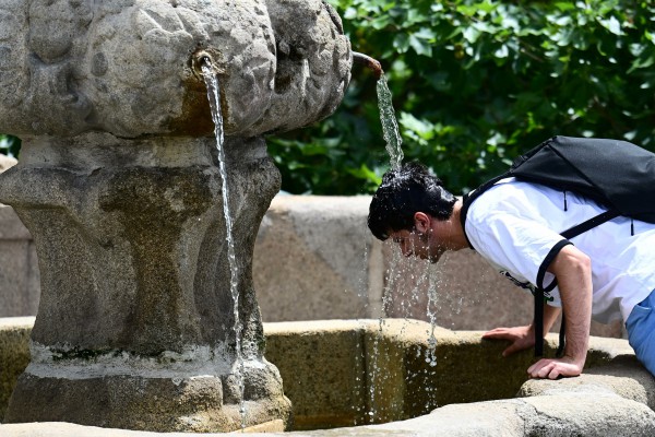 Nắng nóng gay gắt càn quét châu Âu, Pháp cấm bia rượu tại sự kiện