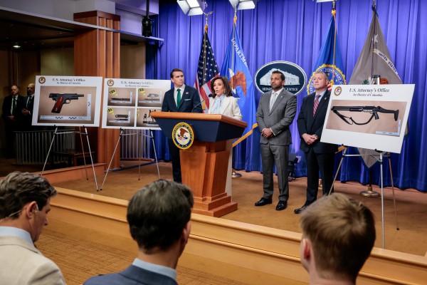 Nghi phạm nổ súng bị buộc tội mưu sát Tổng thống Trump